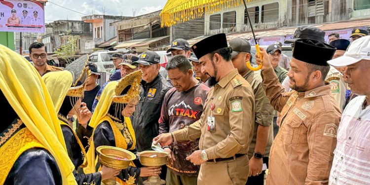 Bupati Al-Farlaky Resmikan Lanjutan Pengaspalan Jalan Kuta Binjei–Alue Ie Mirah