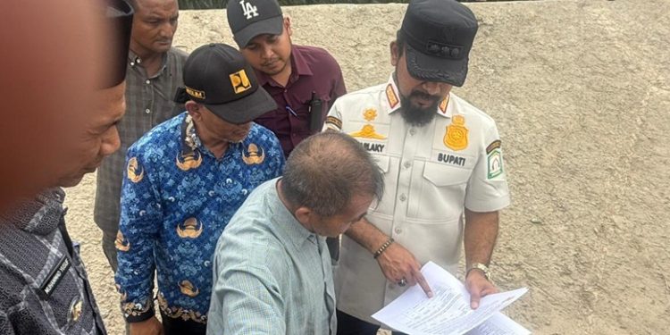 Bupati Al-Farlaky Siapkan Alat Berat Untuk Jaringan Irigasi Rusak Pasca Banjir