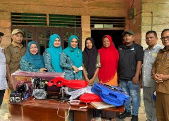 Ketua TP PKK Bantu Mesin Jahit kepada Siswi Kurang Mampu