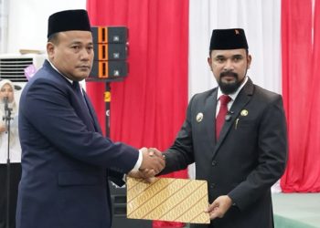 Bupati Al- Farlaky Lantik T. Reza Rizki Pj Sekda Atim