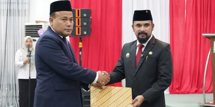 Bupati Al- Farlaky Lantik T. Reza Rizki Pj Sekda Atim