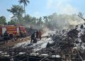 DAMKAR Aceh Timur Berhasil Padamkan Kobaran Api di Sumur Minyak Illegal