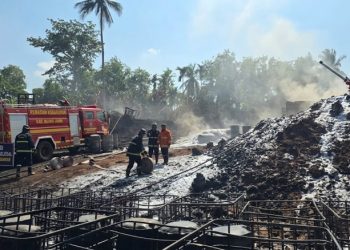 DAMKAR Aceh Timur Berhasil Padamkan Kobaran Api di Sumur Minyak Illegal