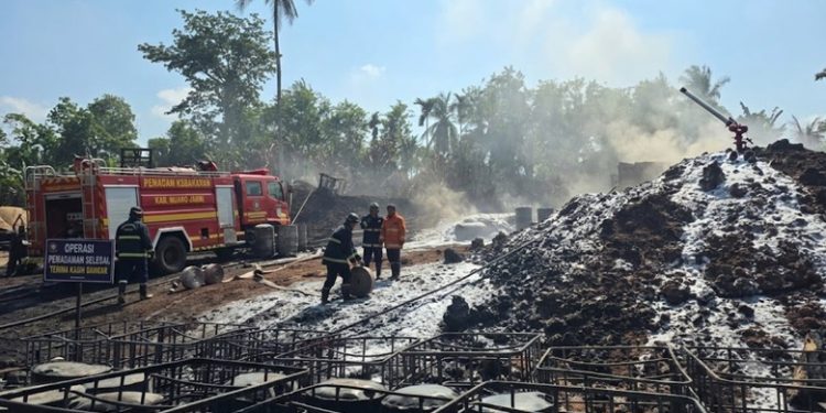 DAMKAR Aceh Timur Berhasil Padamkan Kobaran Api di Sumur Minyak Illegal
