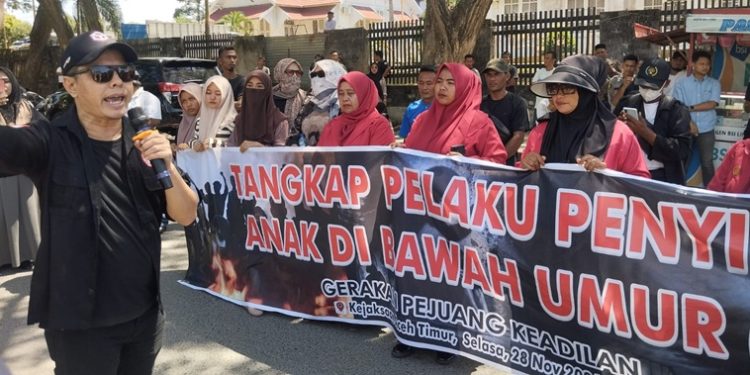 Pejuang Keadilan Demo di Depan Kejari Aceh Timur, Minta Tersangka Penganiayaan Anak Ditahan