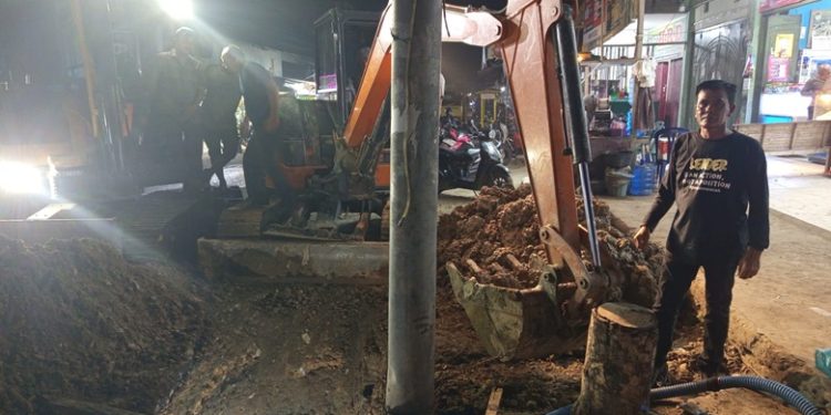 Perumda Tirta Peusada Pastikan Perbaikan Pipa JDU ke Arah Utara Selesai Malam Ini