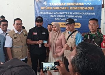 Bupati Al-Farlaky Pantau Perekaman Adminduk Warga Terdampak Bencana di Rantau Peureulak
