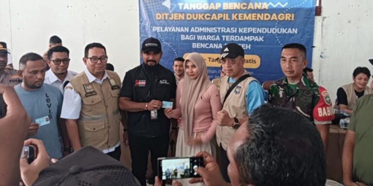 Bupati Al-Farlaky Pantau Perekaman Adminduk Warga Terdampak Bencana di Rantau Peureulak