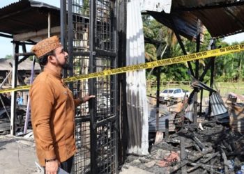 Bupati Al-Farlaky Bawa Bantuan untuk Korban Kebakaran Idi Cut
