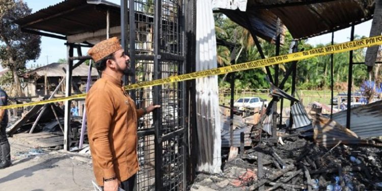 Bupati Al-Farlaky Bawa Bantuan untuk Korban Kebakaran Idi Cut