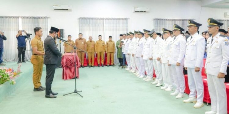 Penyegaran Birokrasi, Bupati Al- Farlaky Lantik 145 Pejabat Administrator dan Pengawas