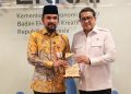 Bupati Al-Farlaky Paparkan Potensi Tikar dan Tenun Di Hadapan Menteri Enkraf