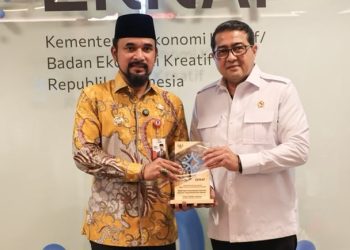 Bupati Al-Farlaky Paparkan Potensi Tikar dan Tenun Di Hadapan Menteri Enkraf
