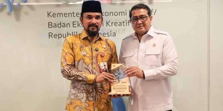 Bupati Al-Farlaky Paparkan Potensi Tikar dan Tenun Di Hadapan Menteri Enkraf