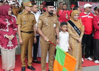 Bupati Al-Farlaky Lepas Pawai Karnaval HUT RI di Idi, Berlangsung Meriah