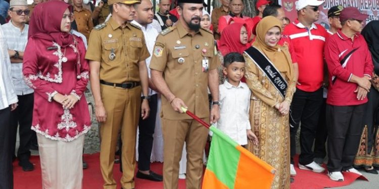 Bupati Al-Farlaky Lepas Pawai Karnaval HUT RI di Idi, Berlangsung Meriah