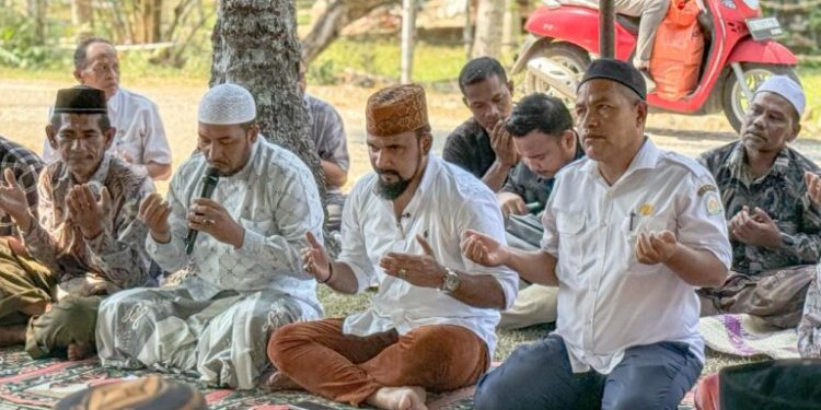 Bupati Al-Farlaky Melayat ke Rumah Empat Pelajar Tenggelam di Perairan Peudawa