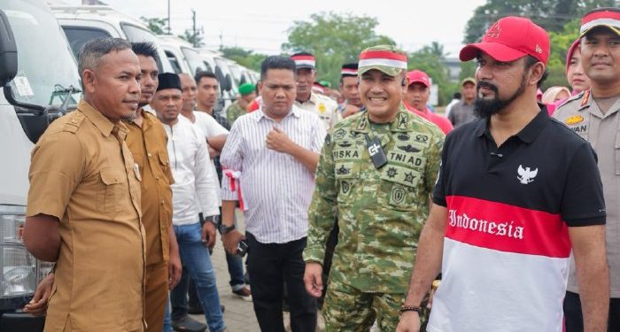 Bupati Al Farlaky Serahkan Simbolis 20 Mobil Truck untuk Koperasi Desa Merah Putih