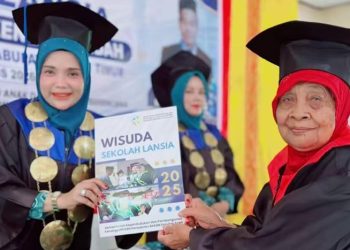 Ketua TP- PKK Aceh Timur, Ny. Dr. Lismawani Wisuda 53 Lansia