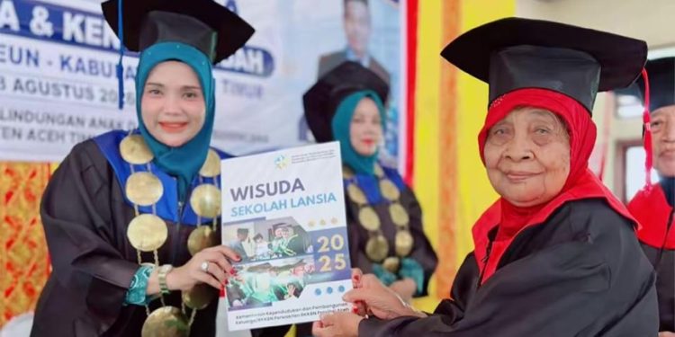 Ketua TP- PKK Aceh Timur, Ny. Dr. Lismawani Wisuda 53 Lansia